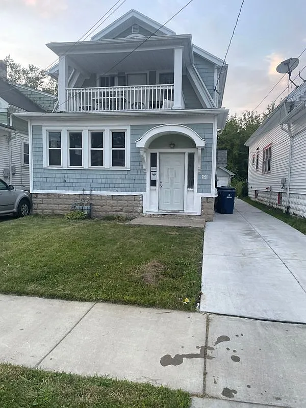3 bed, 1.0 bath, 1064 sqft, $1,450 — Photo 1