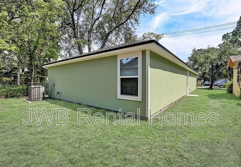 1159 W 21st St — Photo 14