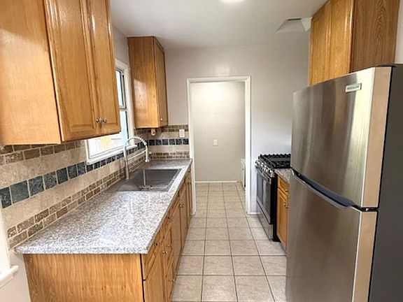 5th image of 2830 Montrose Ave
