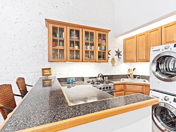 3rd image of 21 W 9th St APT 3F