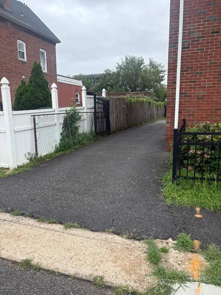 2 bed, 1.0 bath, $2,000 — Photo 2