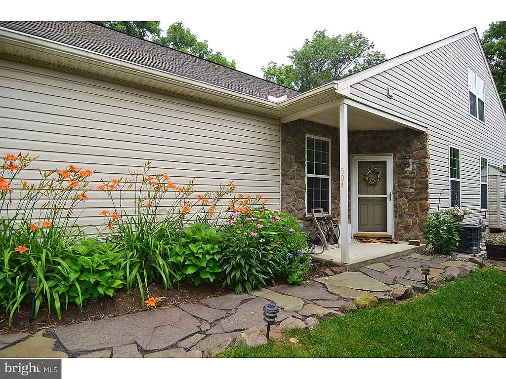504 W Lawn Ave photo 1