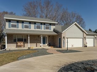 1521 Ridge Dr NE, Rochester, MN 55906