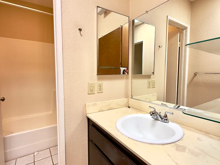 sink area in upstairs bath