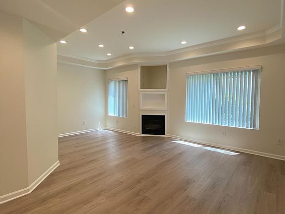 5th image of 18644 Clark St Unit 4