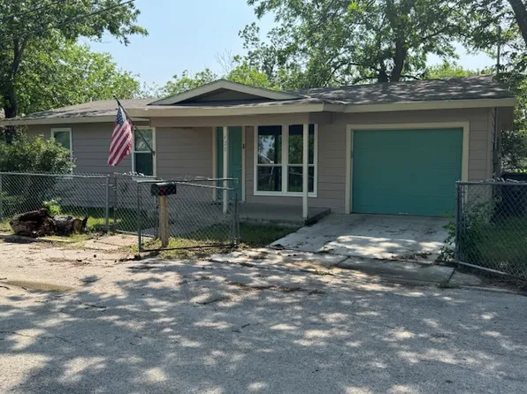 428 Aguila St, Seguin, TX 78155