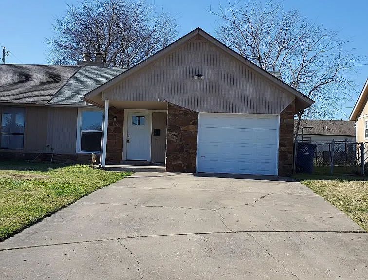 1024 N Oak Ct — Photo 1