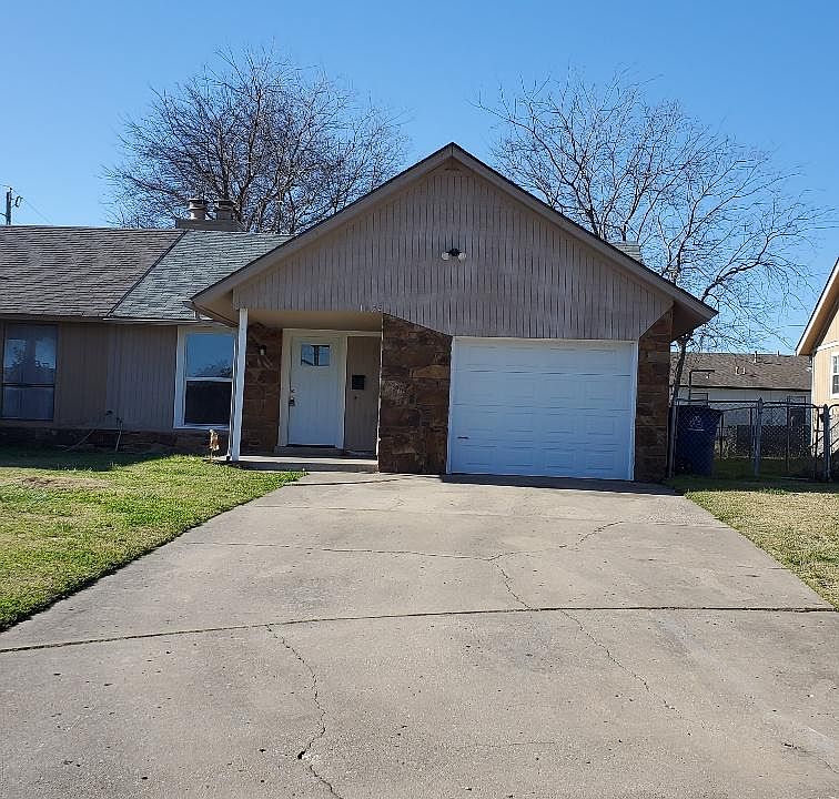 1st image of 1024 N Oak Ct