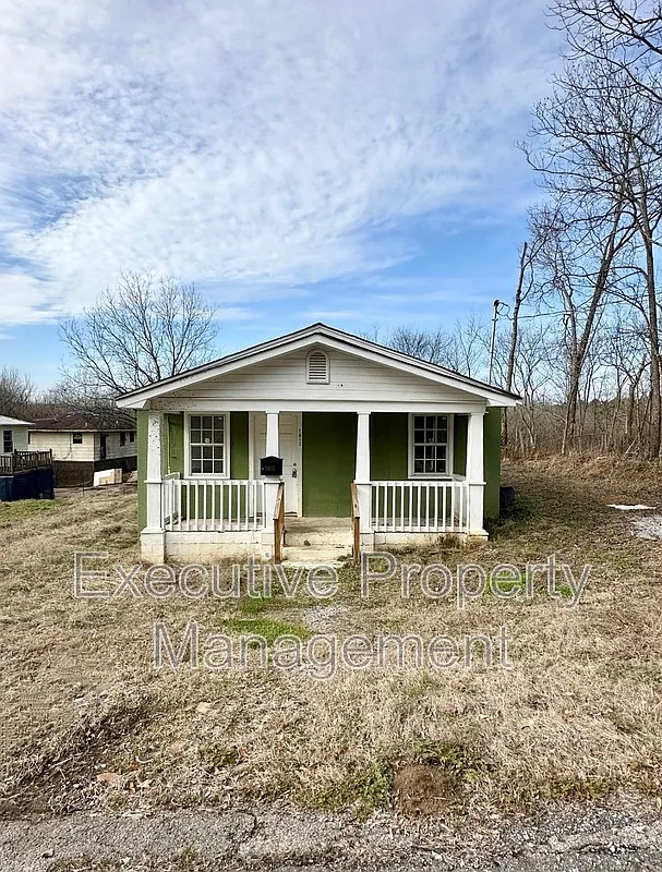 3 bed, 1.0 bath, 1000 sqft, $1,100 — Photo 1