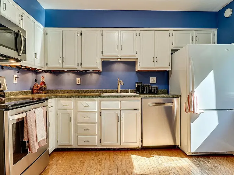 2210 Glencourse Ln — Photo 12