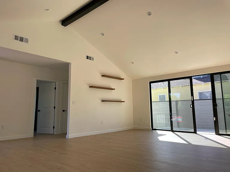 4843 Forman Ave — Photo 2