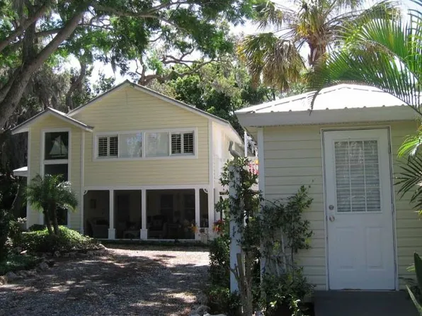 517 Ohio Ave, Crystal Beach, FL 34681