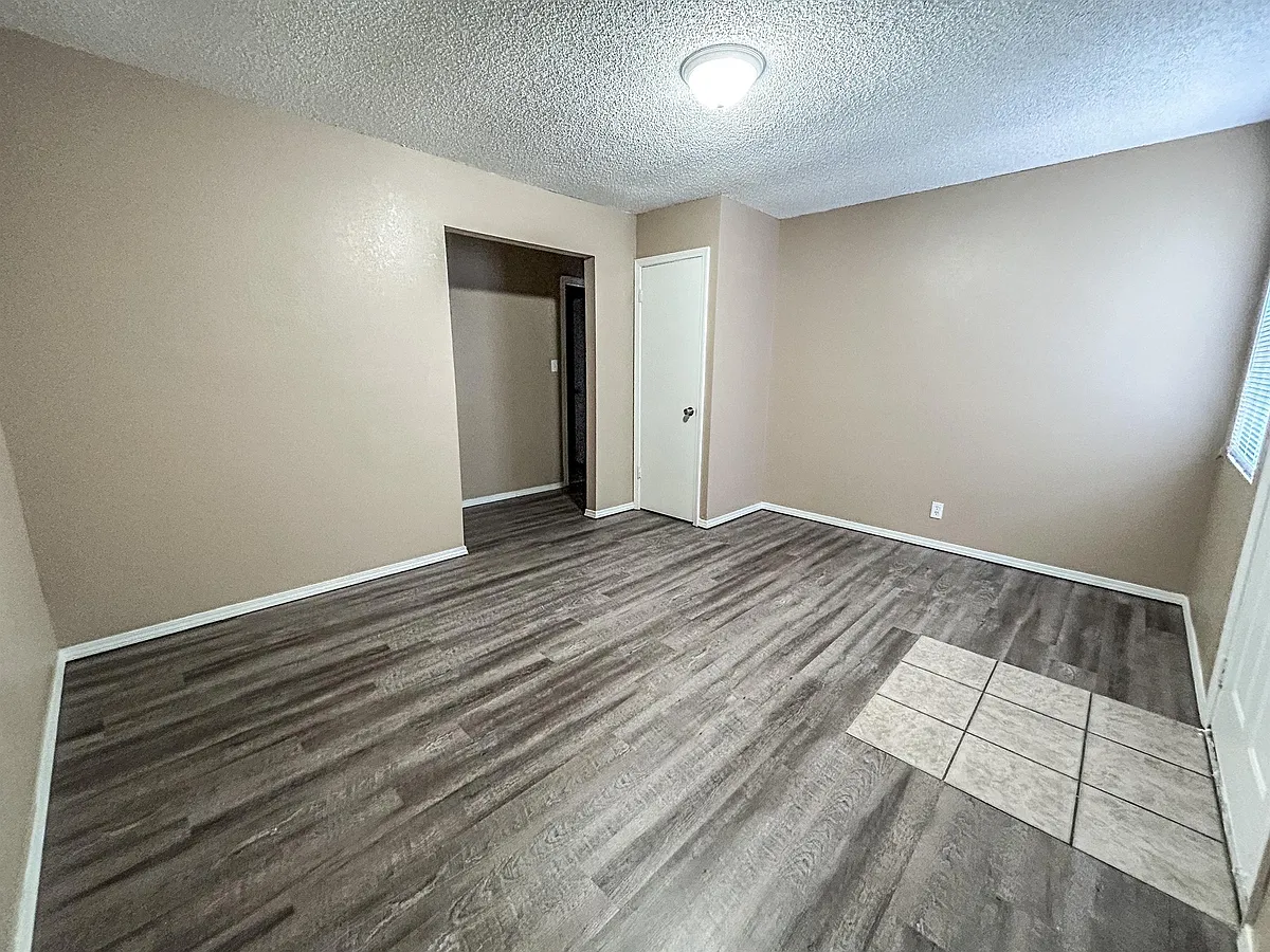 Building Photo - 2100 Lynn Ln #A