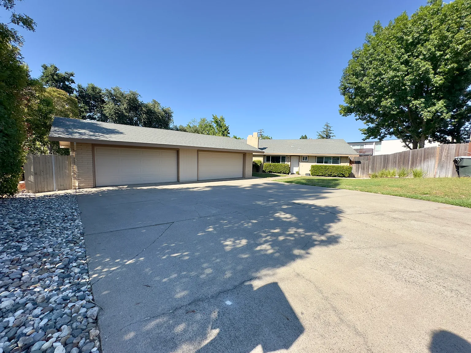 5743 Haskell Ave photo 1