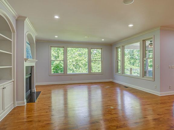 5th image of 827 Crescentridge Ct