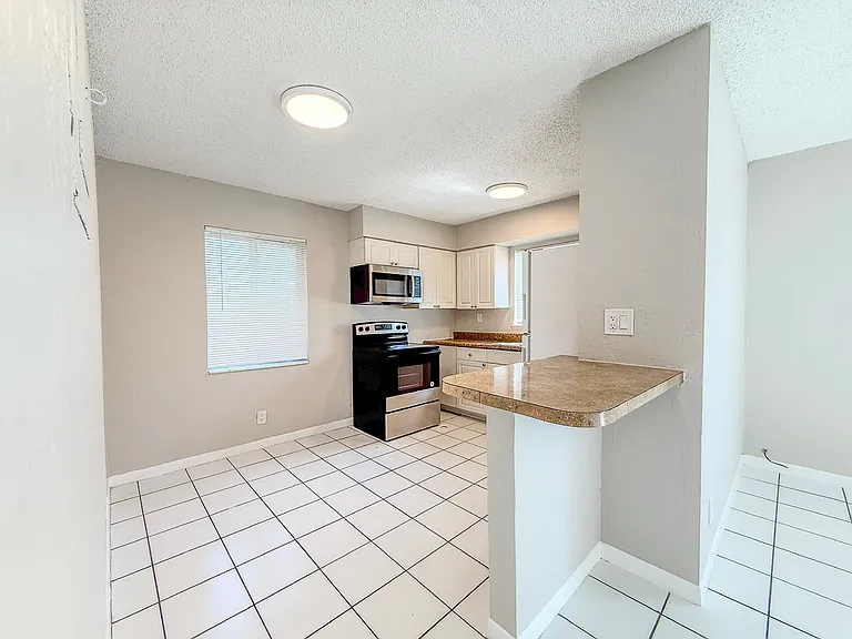 1025 NE 17th Ave #1 — Photo 3