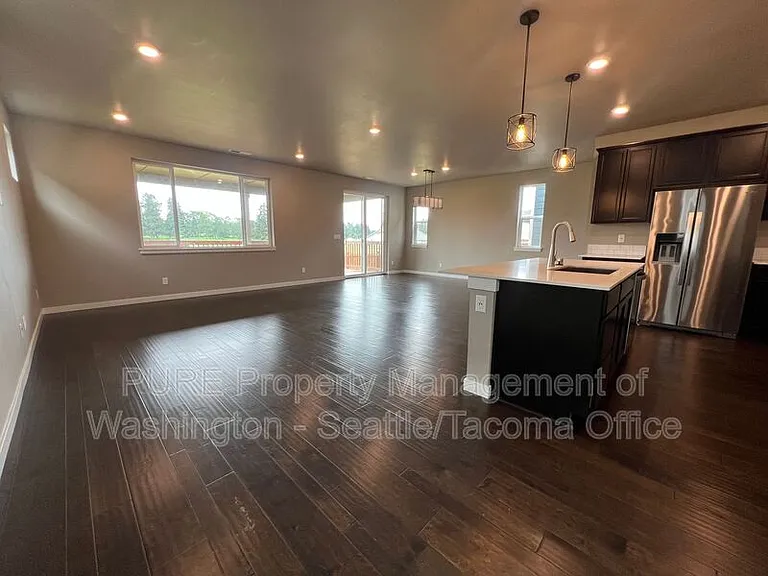 910 Burwood St SE — Photo 5