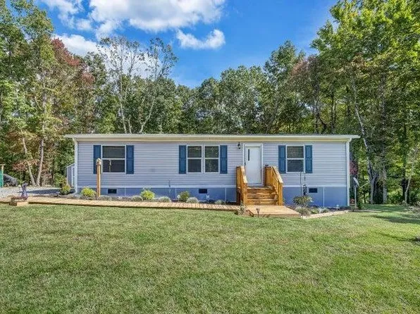 15 Oak Garden Dr, Boones Mill, VA 24065