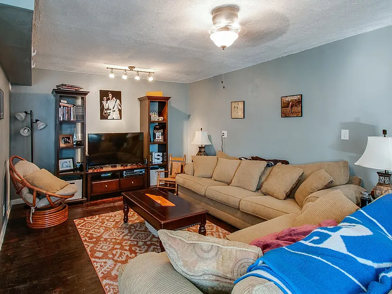 5807 Avalon Ct — Photo 20