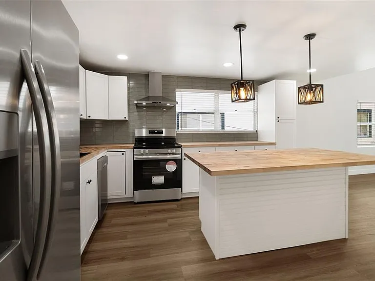 2329 W Beach St — Photo 12