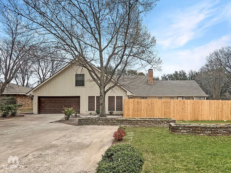 1215 Spring Lake Dr — Photo 1