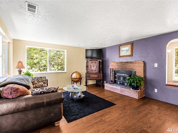 Large Windows & Lots of Light!