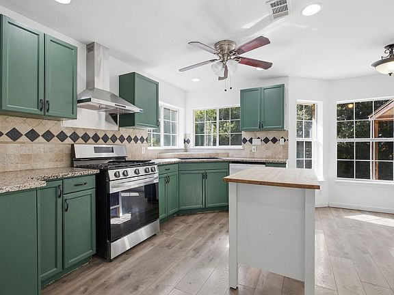 3rd image of 703 Post Oak Cir