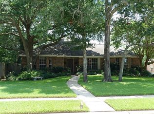 906 Ripplingbrook Dr, Seabrook, TX 77586