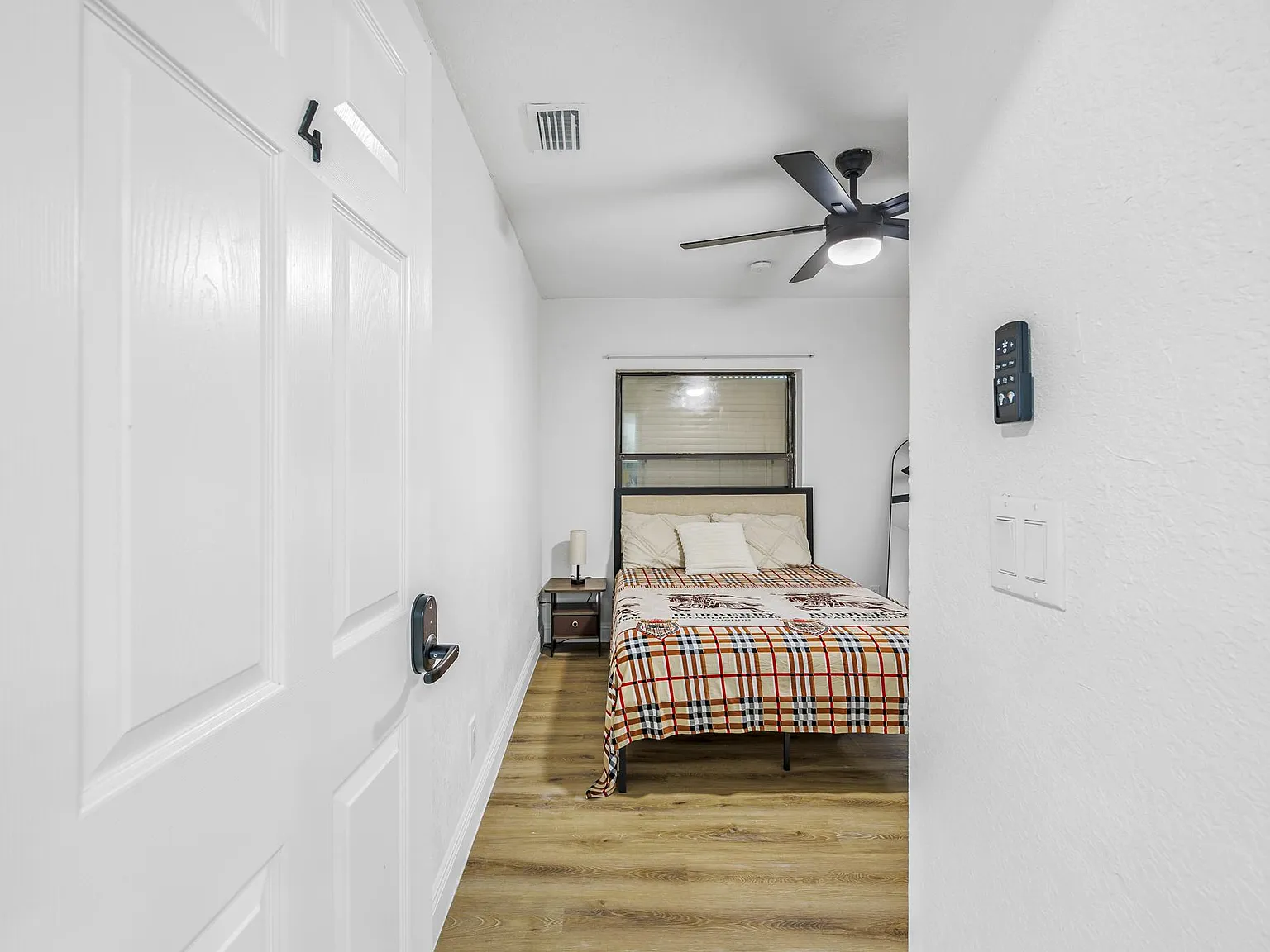 4 bed, 4.0 bath, 2038 sqft, $866 — Photo 2