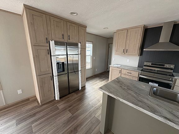 4th image of 20 Forest Cir