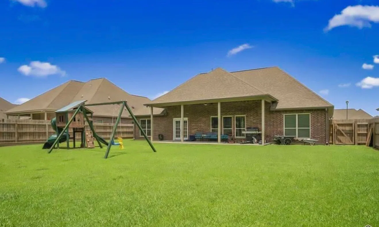 4 bed, 1983 sqft, $2,400 — Photo 2