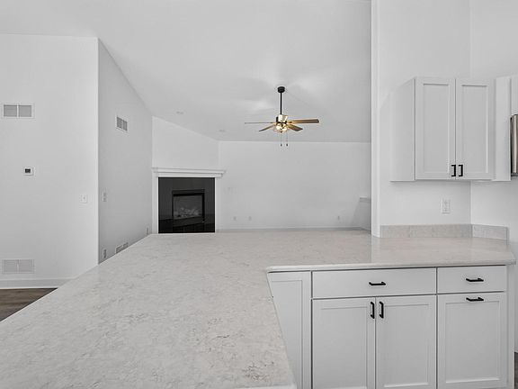 5th image of W206N16182 Stonebrook DRIVE