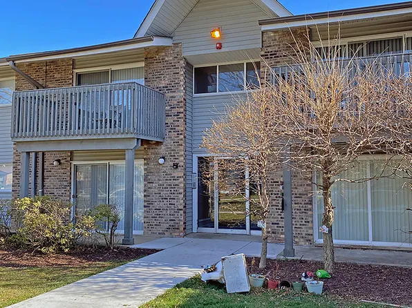 16W641 Mockingbird Ln APT 201, Willowbrook, IL 60527