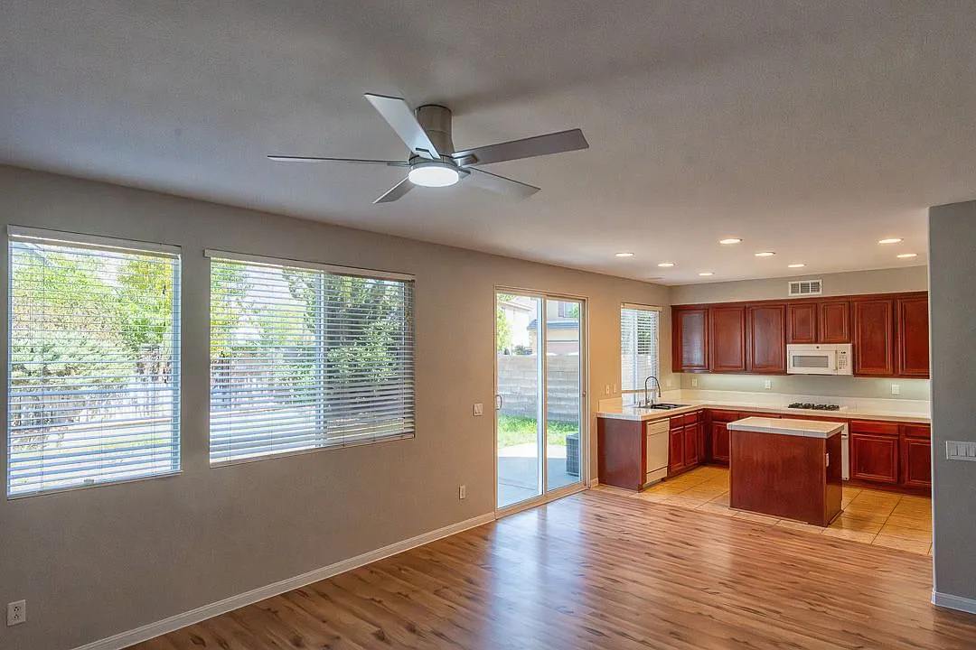 5 bed, 3.0 bath, 2696 sqft, $3,500 — Photo 4