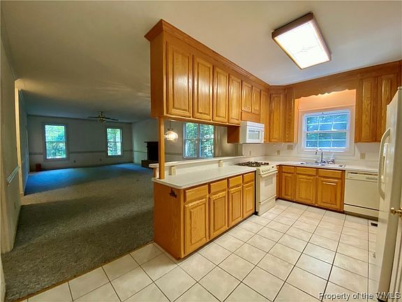 5th image of 107 Royal Ct N