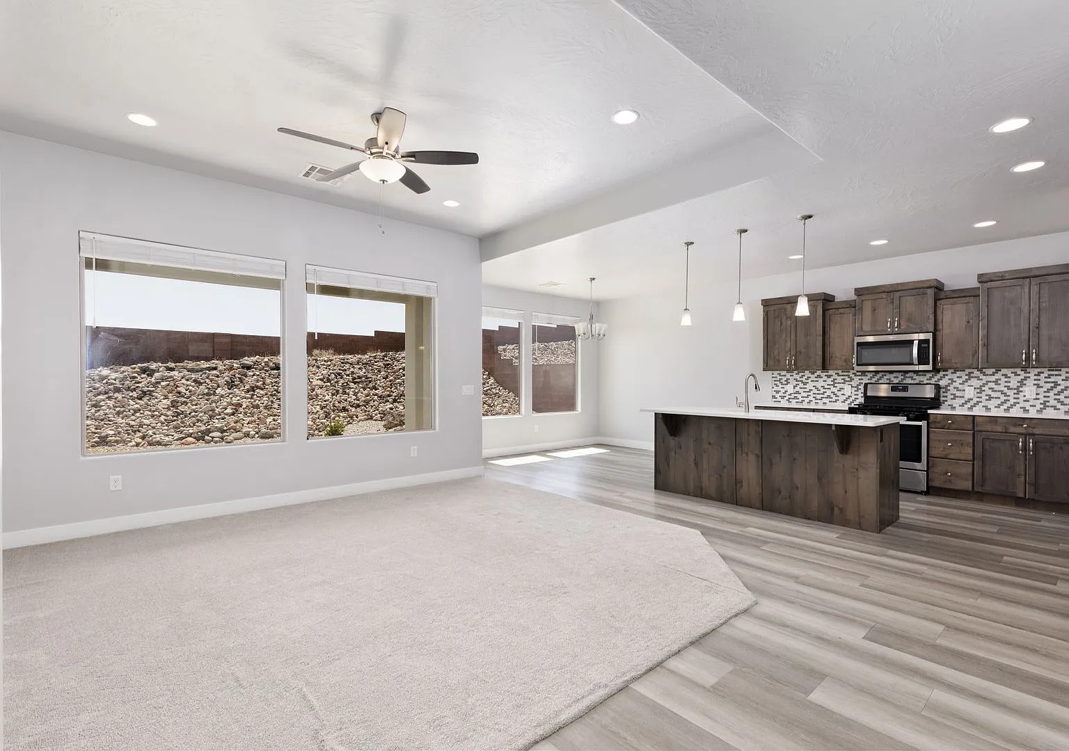 4 bedroom / 2.5 bath / Community Pool and Pickleball Court — Photo 2