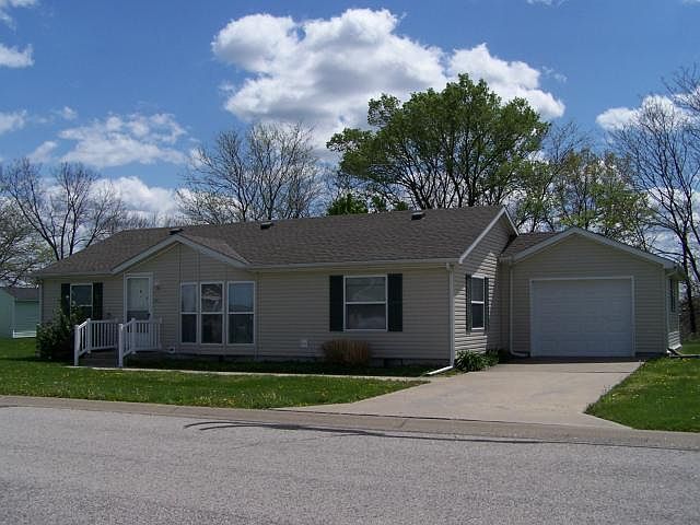1st image of 842 NE White Oaks Ln