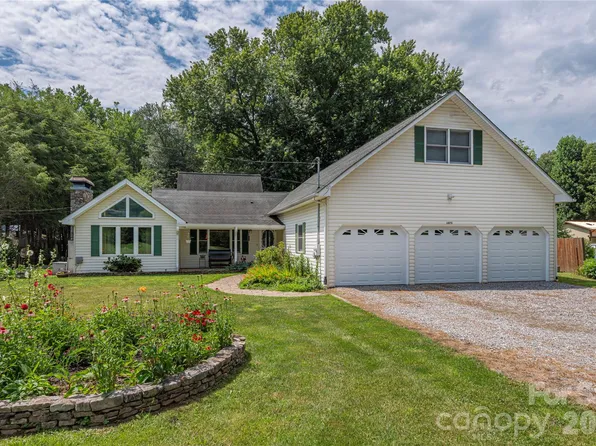 1075 Moody Farm Rd, Maggie Valley, NC 28751