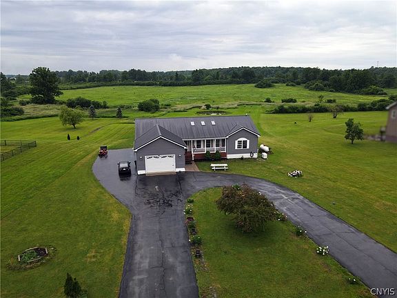2nd image of 22362 Knowlesville Rd