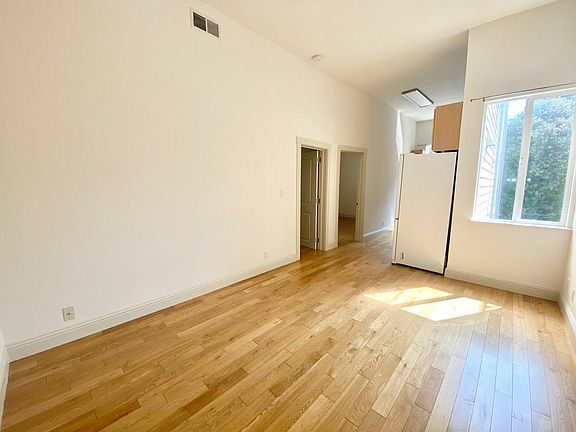 2nd image of 963 Oak St #1