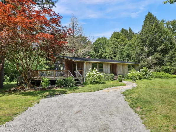 809 Leonhardt Rd, Becket, MA 01223