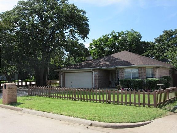 2nd image of 318 W Mistletoe Dr