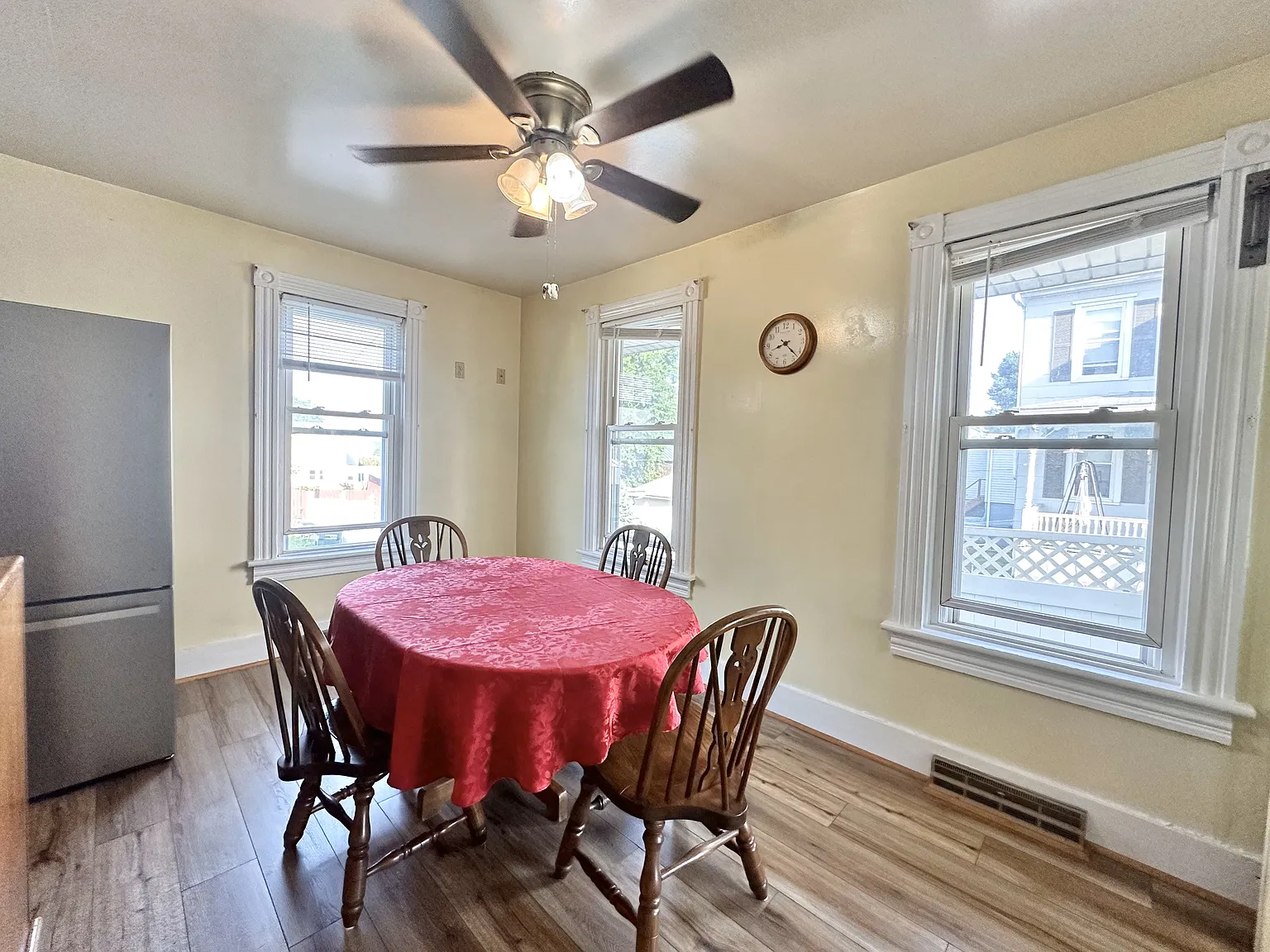 3 bed, 1.5 bath, 1350 sqft, $1,895 — Photo 3