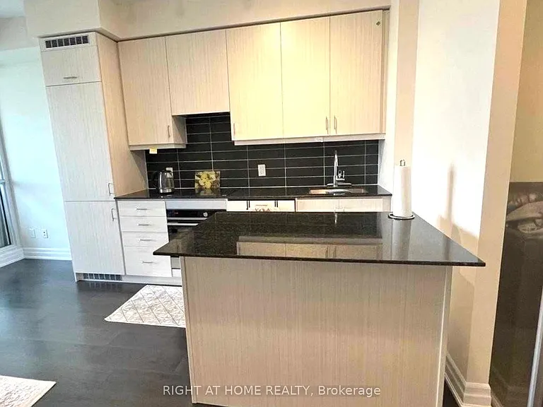 9075 Jane St #704 — Photo 8
