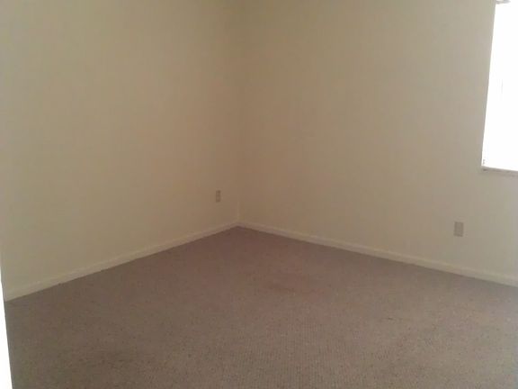 4th image of 1079 S Woodland Dr