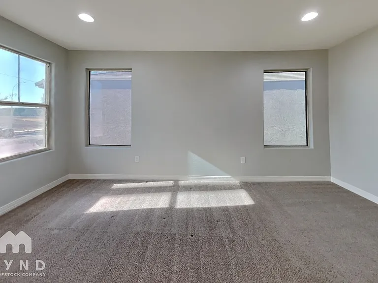421 N 119th Dr — Photo 7