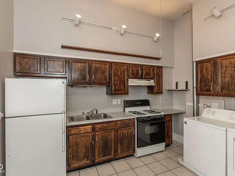77 E Jefferson St — Photo 9