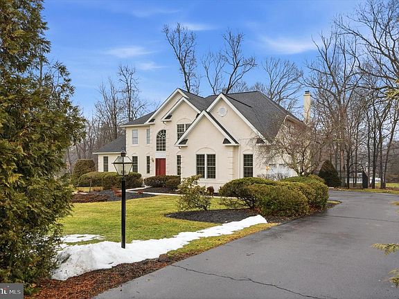 4th image of 385 Ridge Ave