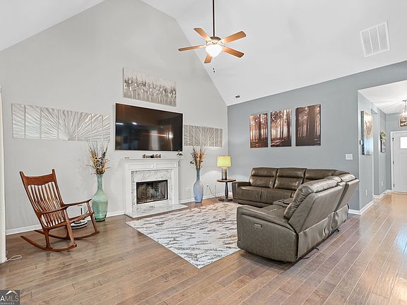 5th image of 9 Couch Ct