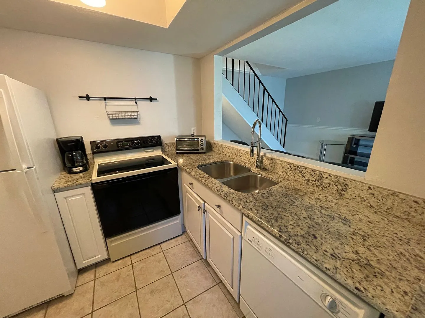 Annual Rental - 2 Bed-1.5 Bath Provincetown-Ft. Myers Townhome — Photo 2